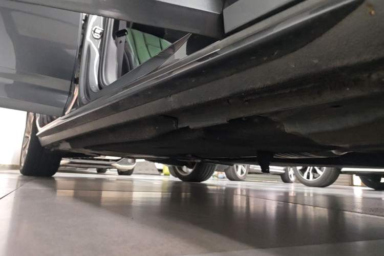 Used Audi A4L 2019 40 TFSI Fashion Edition China VI Emission Standard Right Side Sill