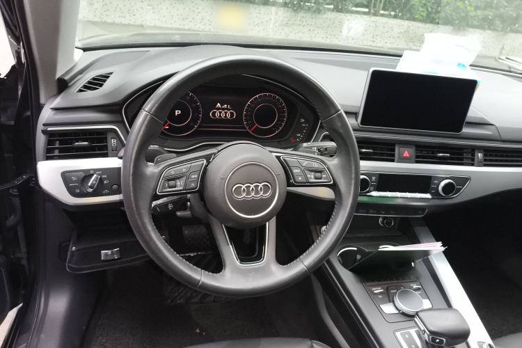 Used Audi A4L 2019 40 TFSI Fashion Edition China VI Emission Standard Steering Wheel