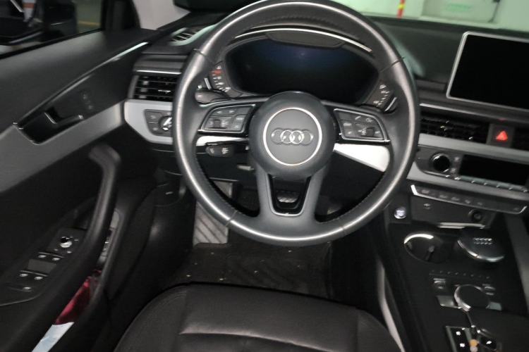 Used Audi A4L 2019 40 TFSI Fashion Edition China VI Emission Standard Steering Wheel