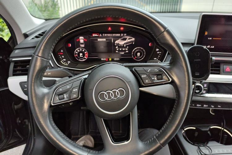 Used Audi A4L 2019 40 TFSI Fashion Edition China VI Emission Standard Steering Wheel