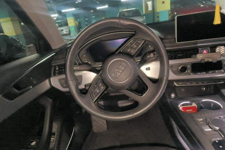 Used Audi A4L 2019 40 TFSI Fashion Edition China VI Emission Standard Steering Wheel