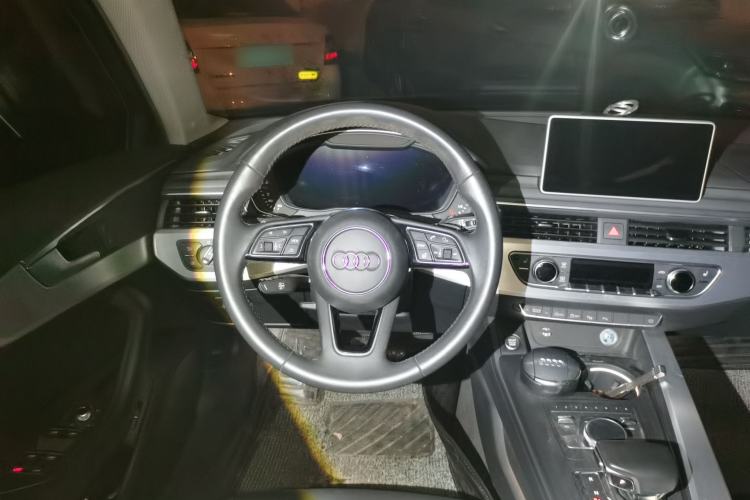 Used Audi A4L 2019 40 TFSI Fashion Edition China VI Emission Standard Steering Wheel