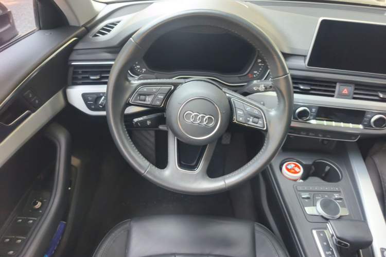 Used Audi A4L 2019 40 TFSI Fashion Version China V Steering Wheel