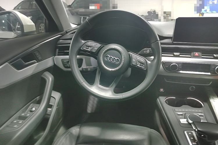 Used Audi A4L 2019 40 TFSI Fashion Edition China VI Emission Standard Steering Wheel