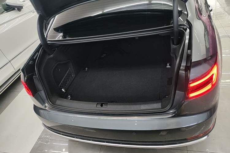 Used Audi A4L 2019 40 TFSI Fashion Edition China VI Emission Standard Trunk