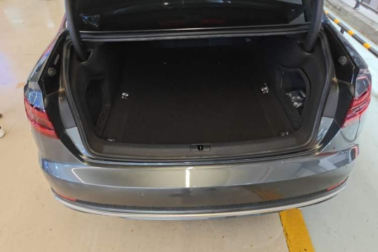 Used Audi A4L 2019 40 TFSI Fashion Edition China VI Emission Standard Trunk
