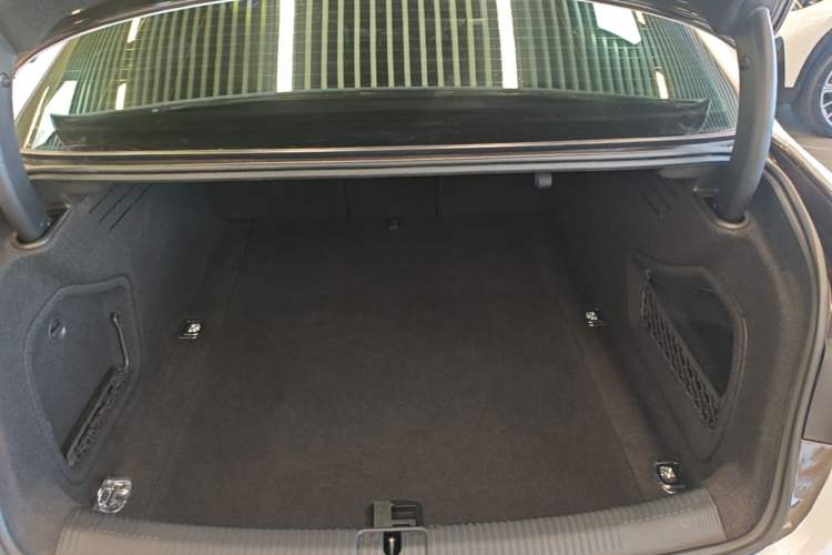 Used Audi A4L 2019 40 TFSI Fashion Edition China VI Emission Standard Trunk