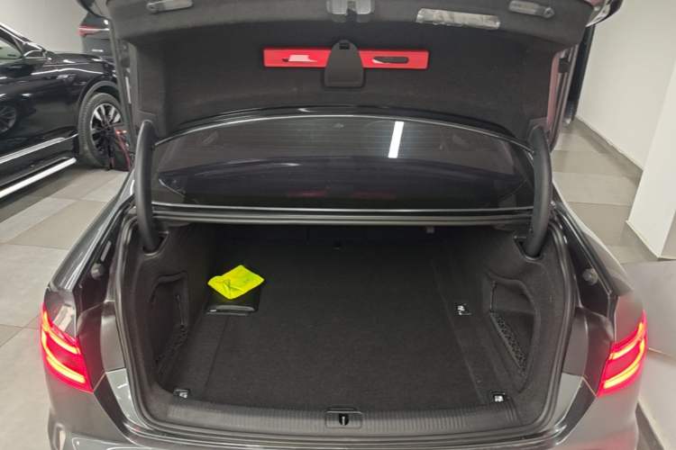 Used Audi A4L 2019 40 TFSI Fashion Edition China VI Emission Standard Trunk