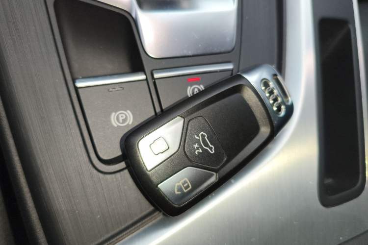 Used Audi A4L 2019 40 TFSI Fashion Edition China VI Emission Standard Vehicle Key
