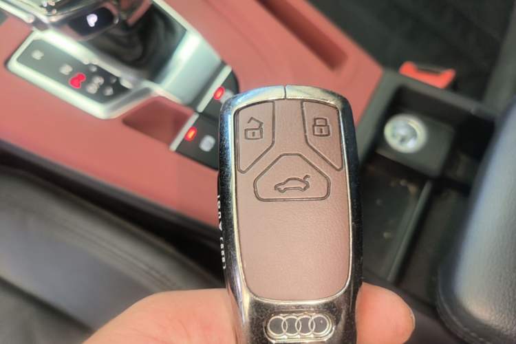Used Audi A4L 2019 40 TFSI Fashion Edition China VI Emission Standard Vehicle Key