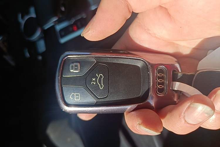 Used Audi A4L 2019 40 TFSI Fashion Edition China VI Emission Standard Vehicle Key