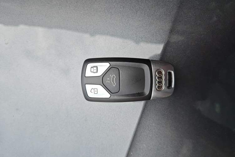 Used Audi A4L 2019 40 TFSI Ambition China VI Vehicle Key