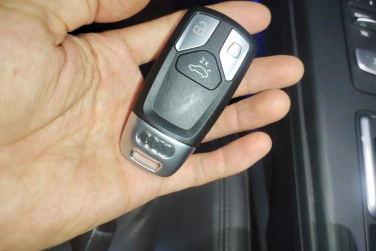 Used Audi A4L 2019 40 TFSI Fashion Edition China VI Emission Standard Vehicle Key