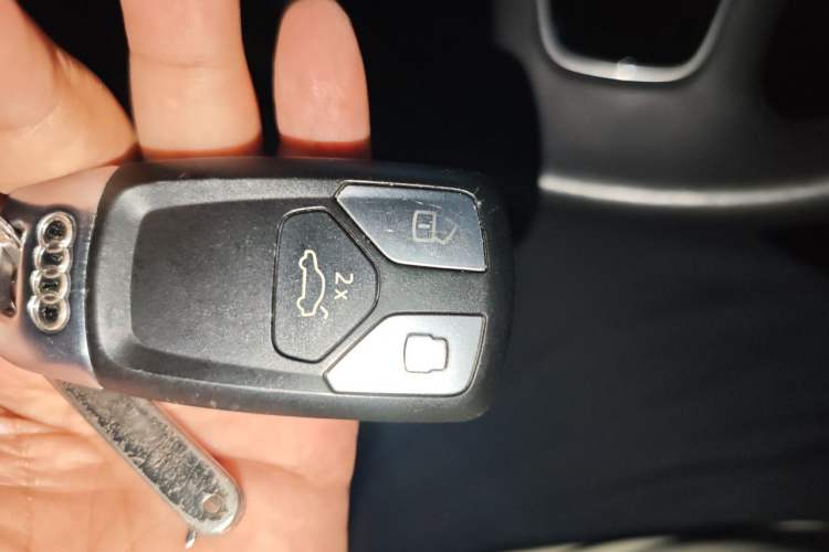 Used Audi A4L 2019 40 TFSI Fashion Edition China VI Emission Standard Vehicle Key