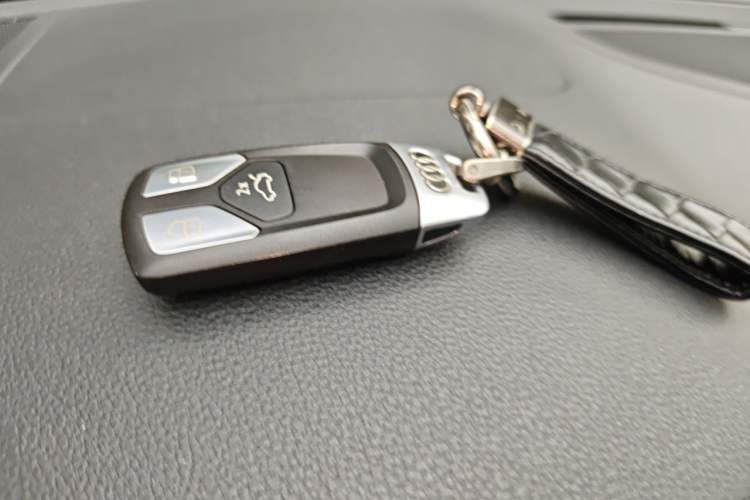 Used Audi A4L 2019 40 TFSI Fashion Edition China VI Emission Standard Vehicle Key