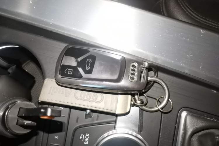 Used Audi A4L 2019 40 TFSI Fashion Edition China VI Emission Standard Vehicle Key