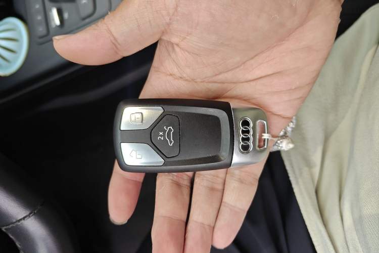 Used Audi A4L 2019 45 TFSI quattro Individual Sport Edition China VI Vehicle Key