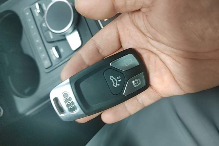 Used Audi A4L 2019 40 TFSI Fashion Edition China VI Emission Standard Vehicle Key