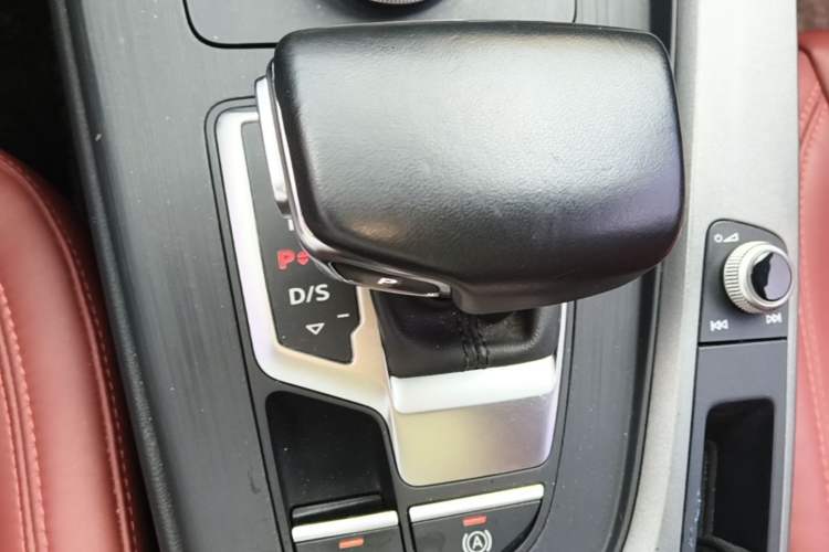 Used Audi A4L 2019 40 TFSI Ambition China VI Gear Lever