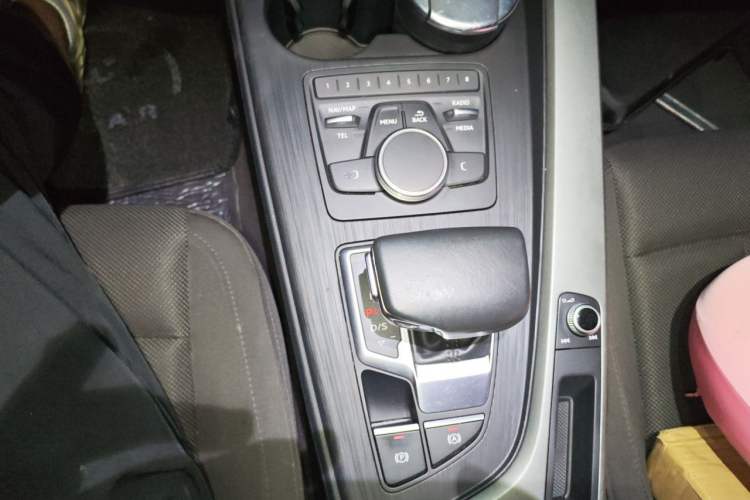Used Audi A4L 2019 40 TFSI Ambition China VI Gear Lever