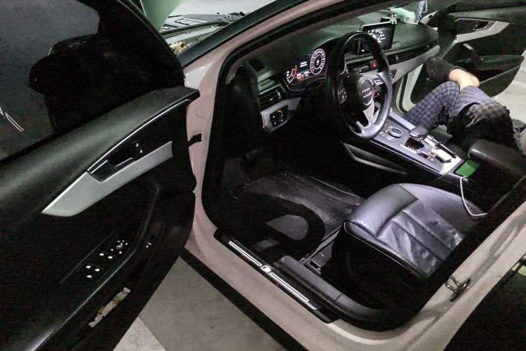 Used Audi A4L 2019 40 TFSI Fashion Edition China VI Emission Standard Driver Seat