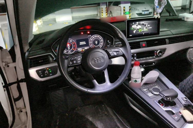Used Audi A4L 2019 40 TFSI Fashion Edition China VI Emission Standard Steering Wheel