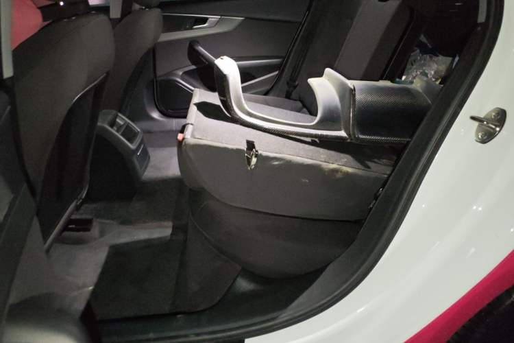 Used Audi A4L 2019 40 TFSI Ambition China VI Left Rear Seat