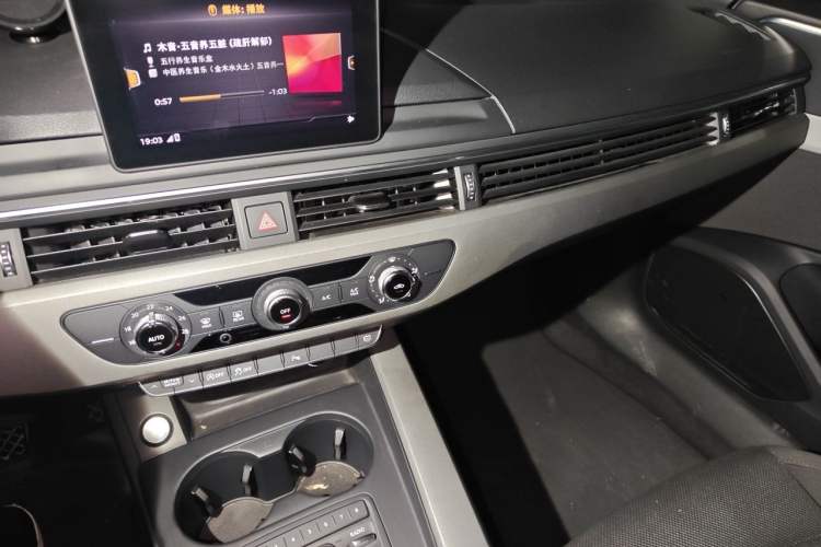 Used Audi A4L 2019 40 TFSI Ambition China VI Audio And AC Panel