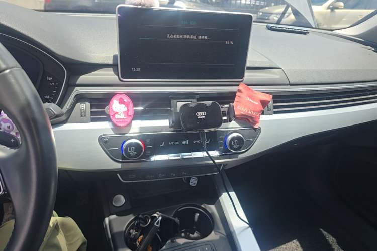 Used Audi A4L 2019 40 TFSI Fashion Edition China VI Emission Standard Audio And AC Panel