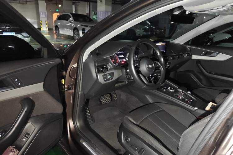 Used Audi A4L 2019 40 TFSI Ambition China VI Driver Seat