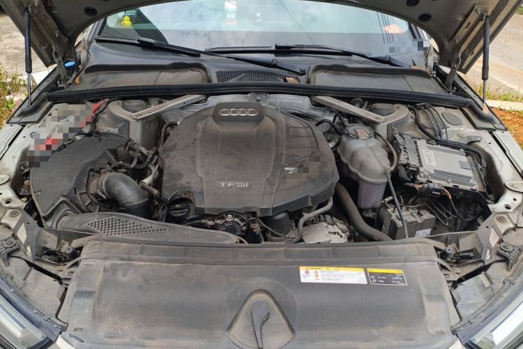 Used Audi A4L 2019 40 TFSI Fashion Edition China VI Emission Standard Engine Bay