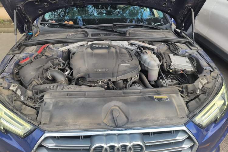 Used Audi A4L 2019 40 TFSI Fashion Edition China VI Emission Standard Engine Bay