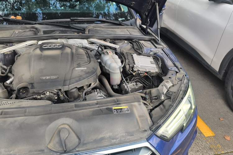 Used Audi A4L 2019 40 TFSI Fashion Edition China VI Emission Standard Engine Bay Left