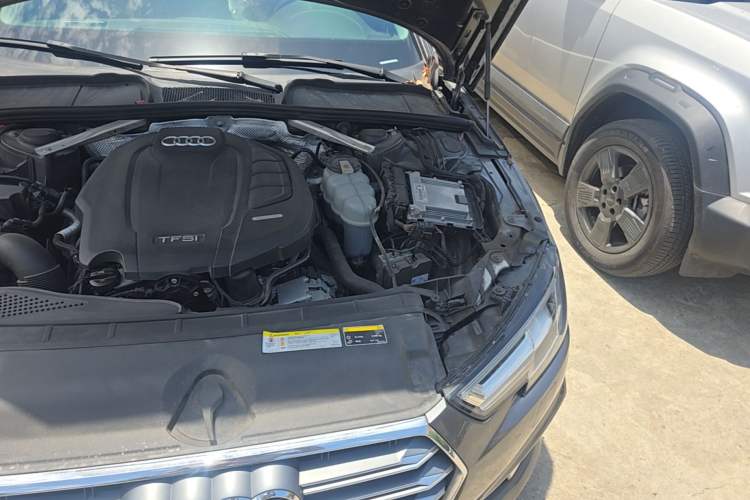 Used Audi A4L 2019 40 TFSI Fashion Edition China VI Emission Standard Engine Bay Left