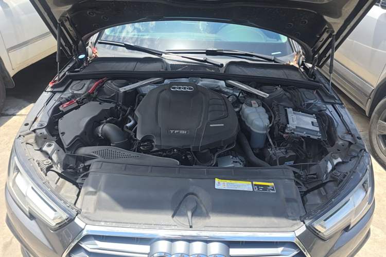 Used Audi A4L 2019 40 TFSI Fashion Edition China VI Emission Standard Engine Bay