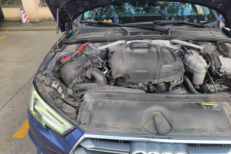 Used Audi A4L 2019 40 TFSI Fashion Edition China VI Emission Standard Engine Bay Right
