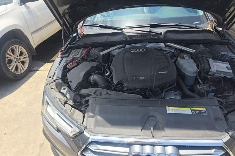 Used Audi A4L 2019 40 TFSI Fashion Edition China VI Emission Standard Engine Bay Right