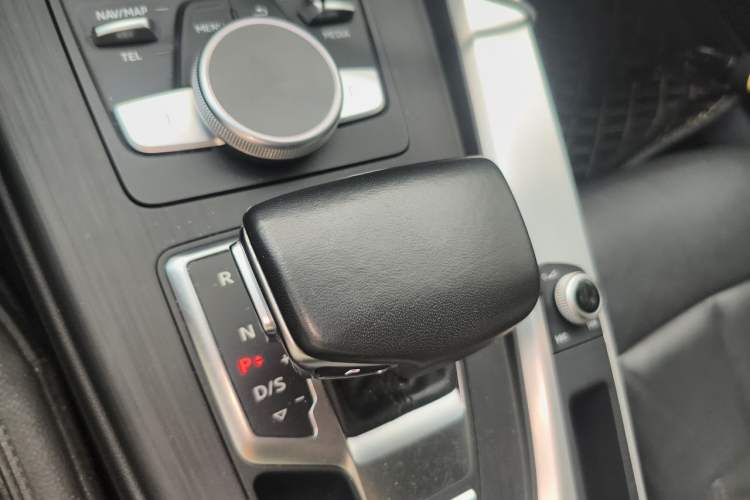 Used Audi A4L 2019 40 TFSI Fashion Edition China VI Emission Standard Gear Lever