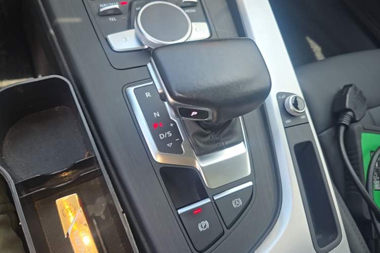 Used Audi A4L 2019 40 TFSI Fashion Edition China VI Emission Standard Gear Lever