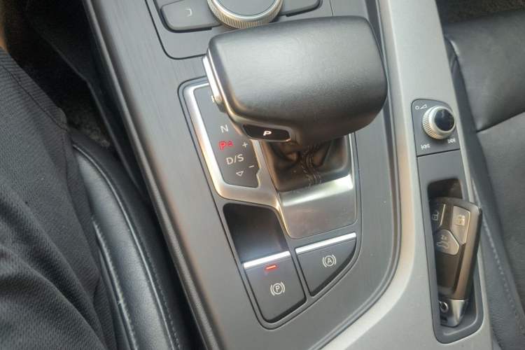 Used Audi A4L 2019 40 TFSI Ambition China VI Gear Lever
