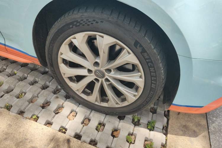 Used Audi A4L 2019 40 TFSI Ambition China VI Right Front Wheel Hub