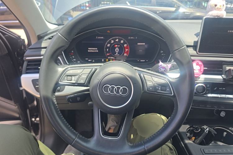 Used Audi A4L 2019 40 TFSI Fashion Edition China VI Emission Standard Steering Wheel