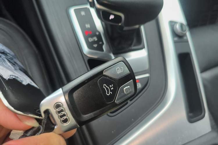 Used Audi A4L 2019 40 TFSI Fashion Edition China VI Emission Standard Vehicle Key