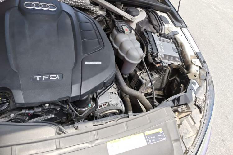 Used Audi A4L 2019 40 TFSI Fashion Edition China VI Emission Standard Engine Bay Left