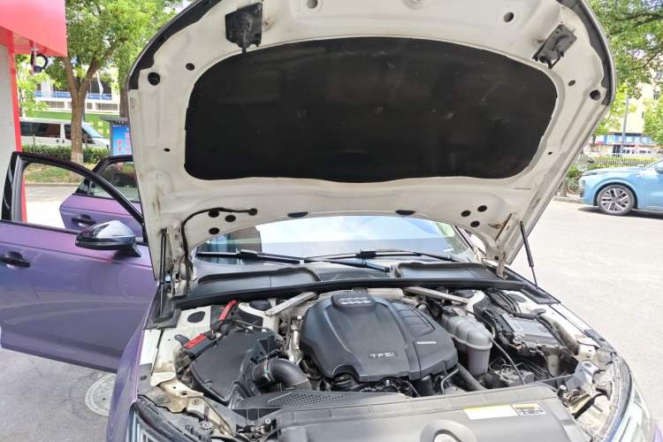 Used Audi A4L 2019 40 TFSI Fashion Edition China VI Emission Standard Engine Bay