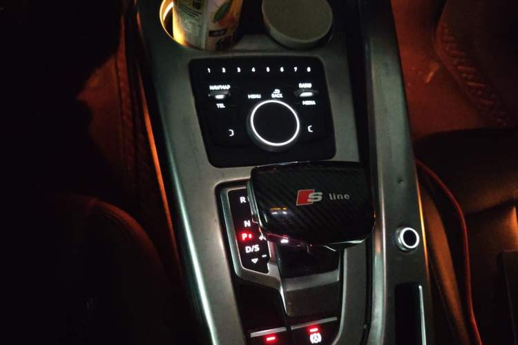 Used Audi A4L 2019 40 TFSI Ambition China VI Gear Lever