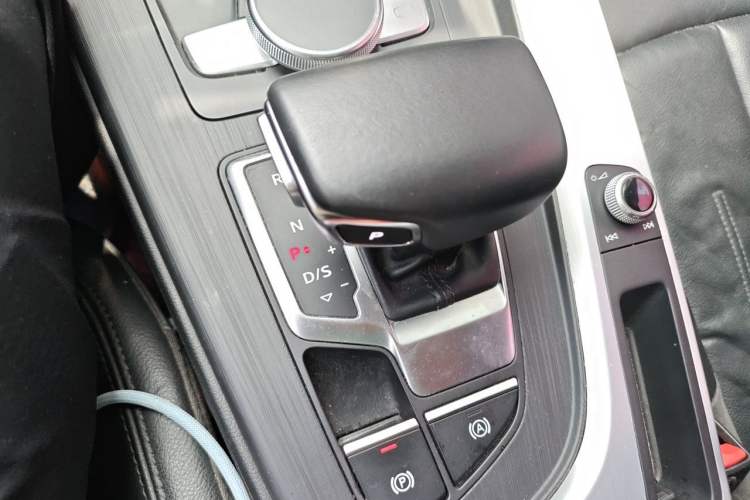 Used Audi A4L 2019 40 TFSI Fashion Edition China VI Emission Standard Gear Lever