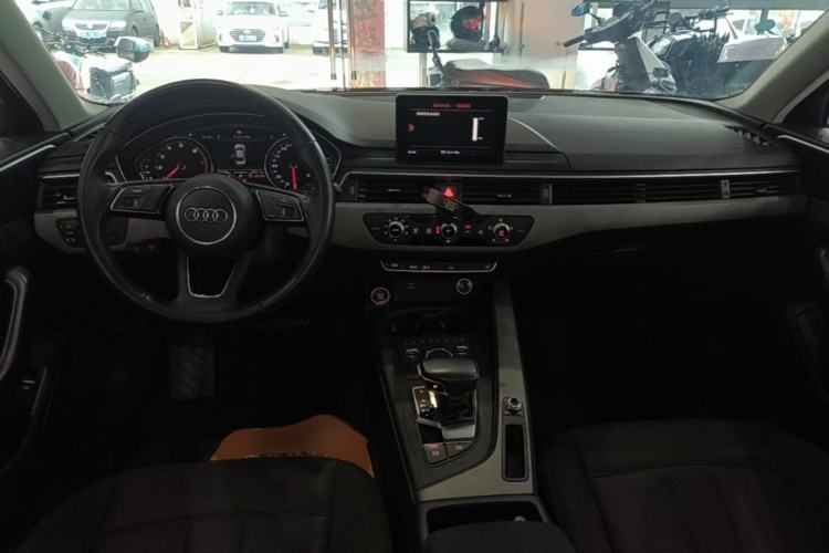 Used Audi A4L 2019 40 TFSI Ambition China VI Center Console