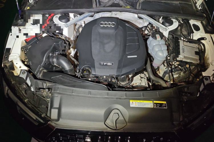 Used Audi A4L 2019 40 TFSI Fashion Edition China VI Emission Standard Engine Bay