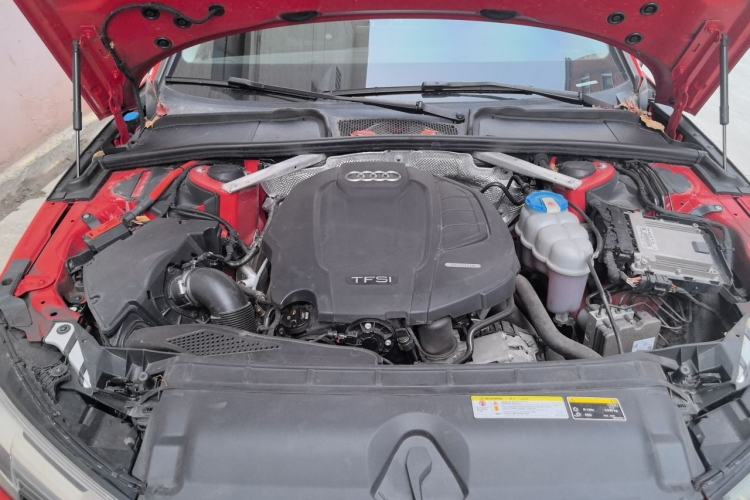 Used Audi A4L 2019 40 TFSI Fashion Edition China VI Emission Standard Engine Bay